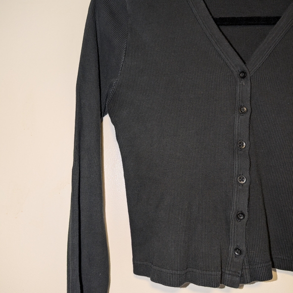 4/$16 ❇️ Brandy Melville Black Ribbed Long Sleeve Crop Top - Picture 2 of 4